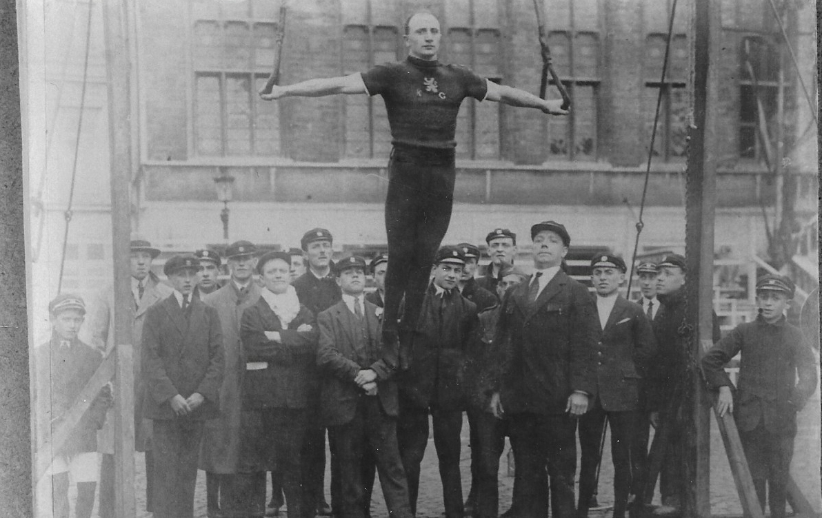 Domien Jacob in kruishang op de markt van Sint-Niklaas. De fiere trainer is de vader van danseres Jeanne Brabants.